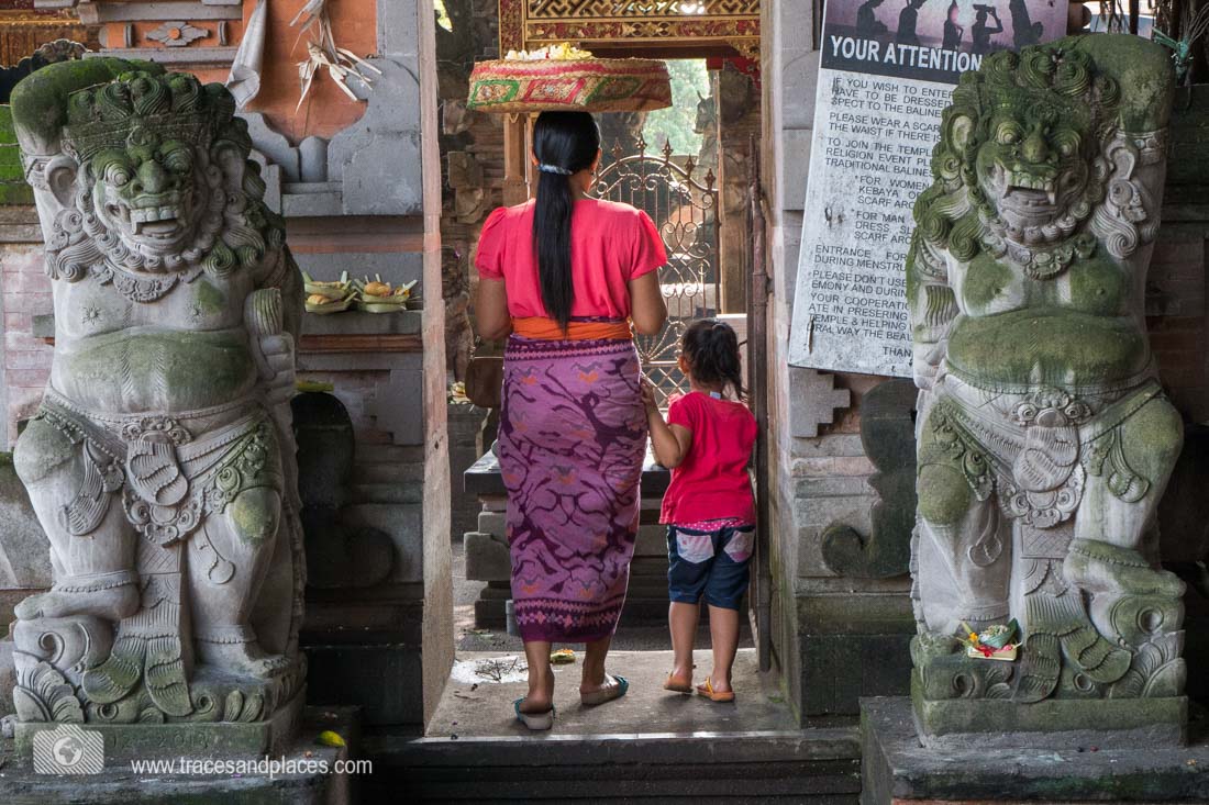 Tempelbesuch in Bali - Regeln auf Schildern beachten