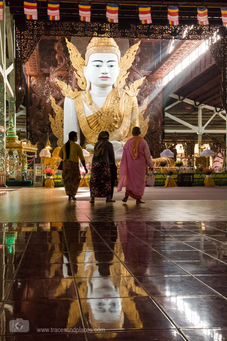 Besucher beim sitzende Buddha in Nga Htat Gyi Pagoda in Yangon