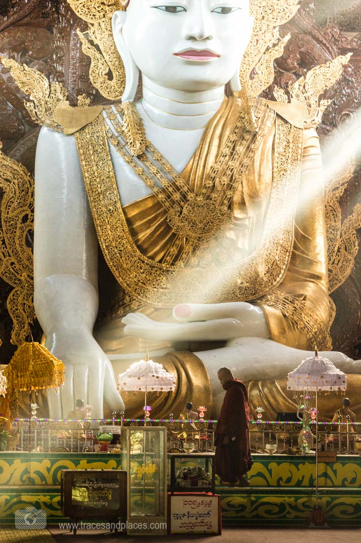 Sitzender Buddha in Nga Htat Gyi Pagoda in Yangon