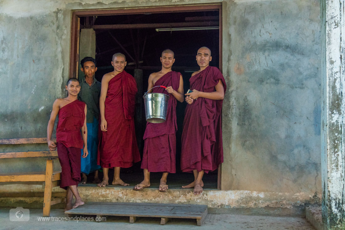 Besuch bei Mönchen in einem Kloster in Yangon