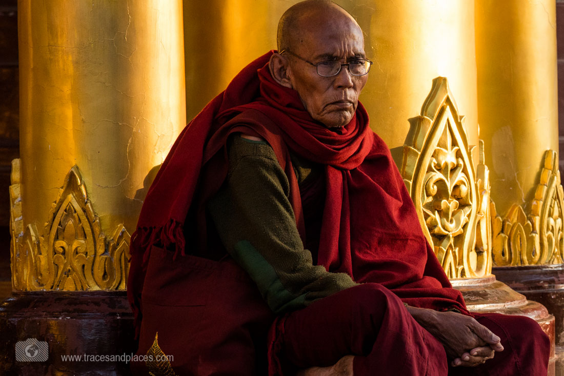 Mönch in Shwedagon Pagode im reflektierten Licht der Pagode