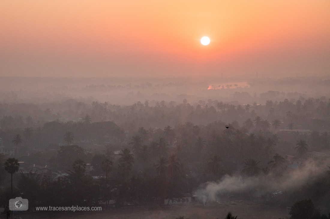 Aussicht von Kyaik Than Lan Pagode bei Sonnenaufgang in Mawlamyaing