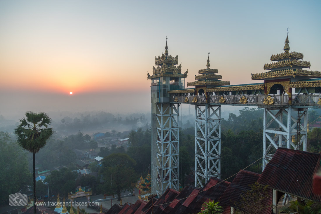 Oestlicher Eingang von Kyaik Than Lan Pagode bei Sonnenaufgang in Mawlamyaing