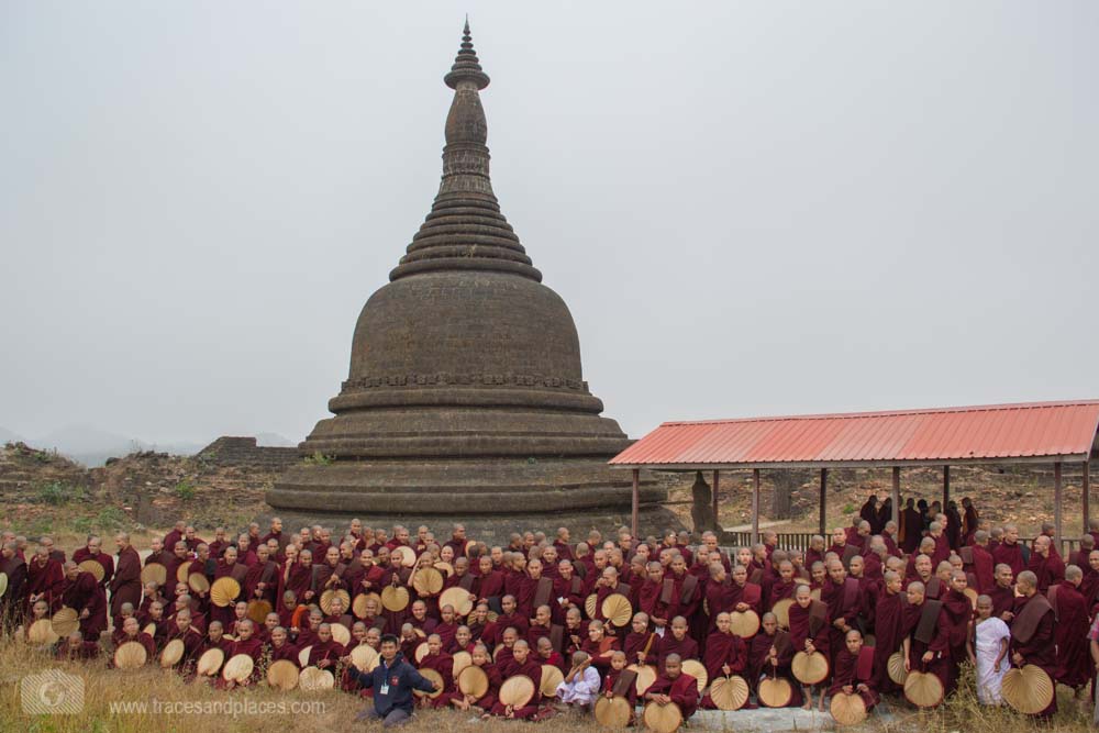 Mönche beim Gruppenfoto im Kothaung Tempel