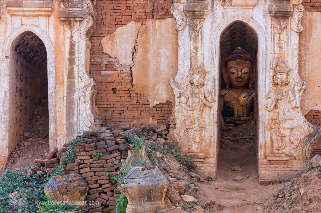 Verfallener Tempel mit Buddha Statue in Indein_