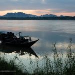 Boot auf dem Thanlyin Fluss zum Sonnenuntergang in Hpa-an