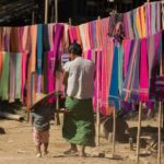 Handgewebte Tücher werden in den Chindörfern verkauft