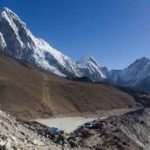 Blick auf Gorak Shep mit Kala Patthar in Nepal
