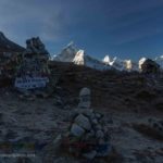 Erinnerungstafeln an verstorbene Bergsteiger auf dem Weg nach Lobuche in Nepal